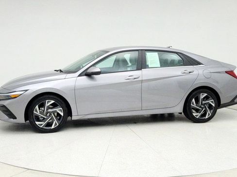 Used 2025 Hyundai Elantra Limited image 8