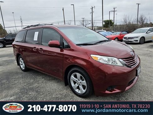 Used 2017 Toyota Sienna LE image 7
