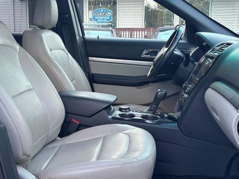 Used 2018 Ford Explorer XLT w/ Equipment Group 202A AWD/4WD image 23