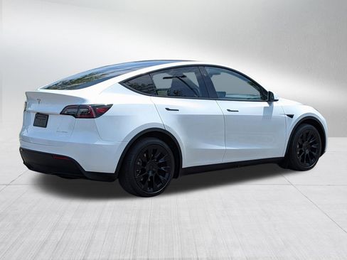 Used 2024 Tesla Model Y Long Range AWD/4WD image 7