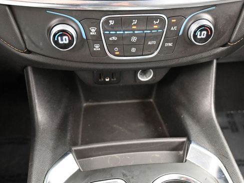 Used 2021 Chevrolet Traverse LS image 21