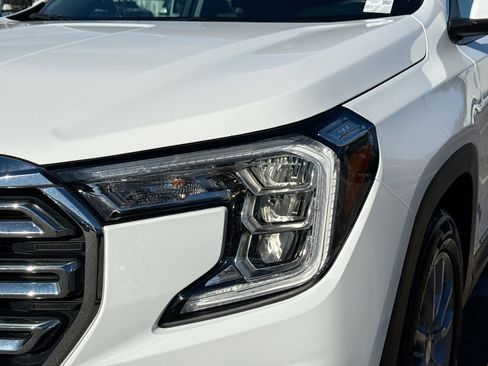 Used 2024 GMC Terrain SLT image 9