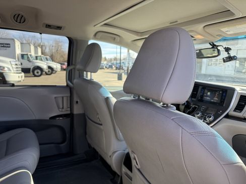 Used 2017 Toyota Sienna XLE image 16