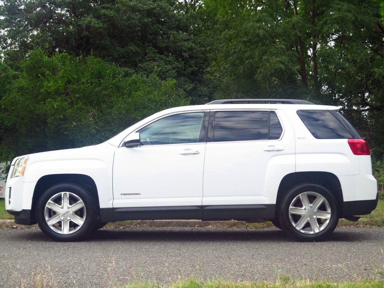 Used 2011 GMC Terrain SLT w/ Cargo Package FWD image 2