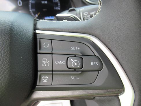 Used 2024 Jeep Grand Cherokee Limited w/ Black Appearance Package RWD image 24