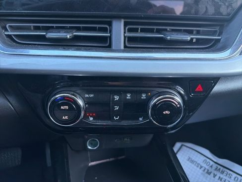 Used 2025 Chevrolet Trax LT w/ LT Convenience Package image 43