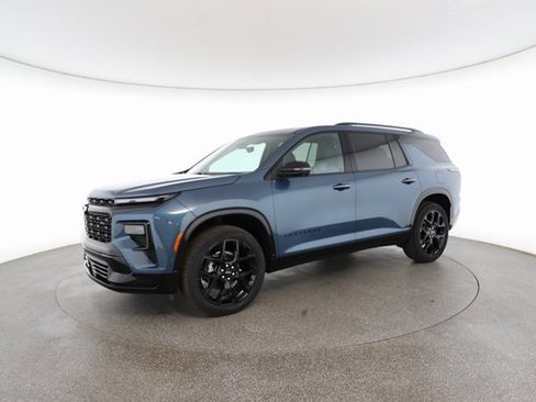 Used 2025 Chevrolet Traverse RS image 3