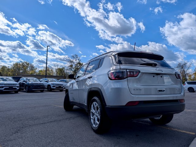 Used 2024 Jeep Compass Latitude AWD/4WD image 7