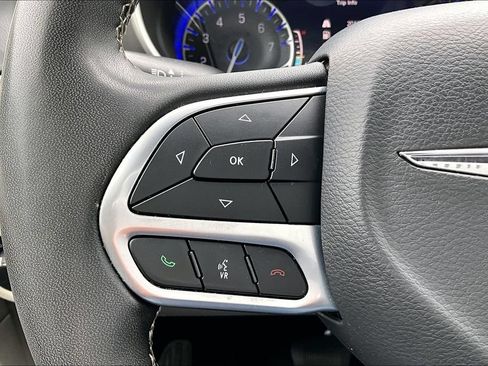 Used 2023 Chrysler Pacifica Touring-L FWD image 11