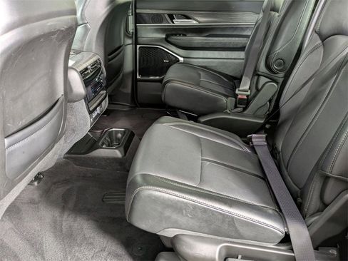 Used 2024 Jeep Wagoneer Series III w/ Premium Group I image 27