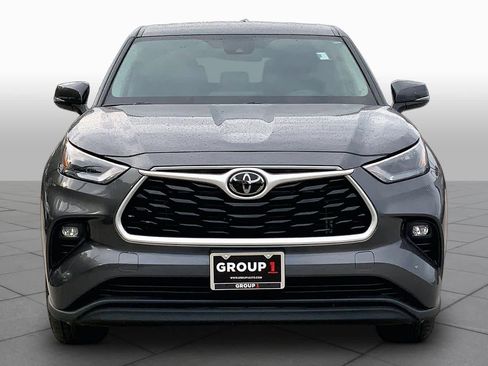 Used 2024 Toyota Highlander LE FWD image 4