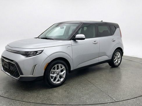 Used 2025 Kia Soul LX w/ LX Technology Package image 3