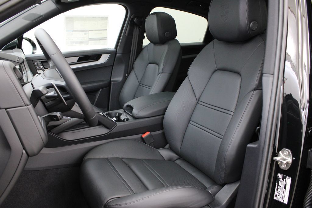 Used 2025 Porsche Cayenne S AWD/4WD image 5