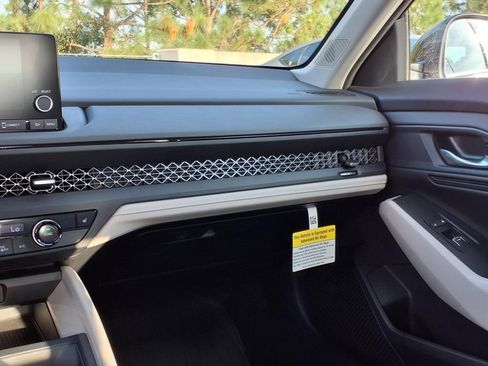 Certified 2025 Honda Accord SE image 15