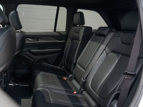 Used 2024 Jeep Grand Cherokee Limited w/ Black Appearance Package AWD/4WD image 18