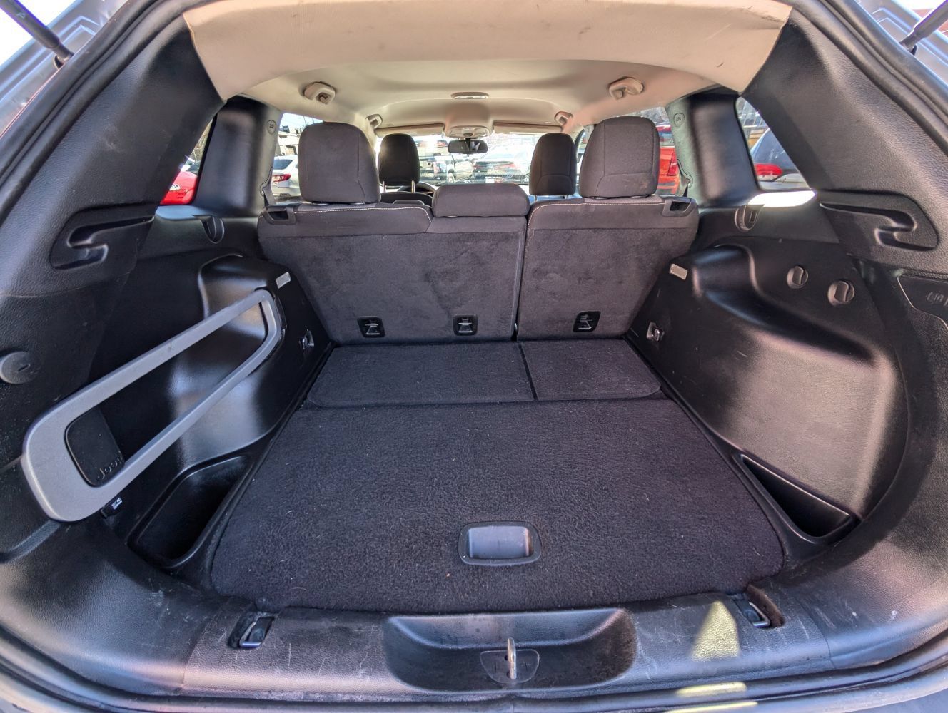 Used 2018 Jeep Cherokee Latitude FWD image 19