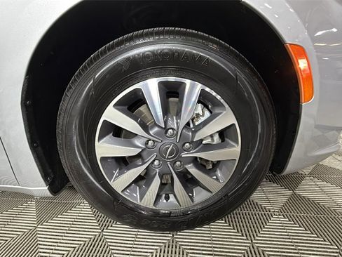 Used 2024 Chrysler Pacifica Select image 37