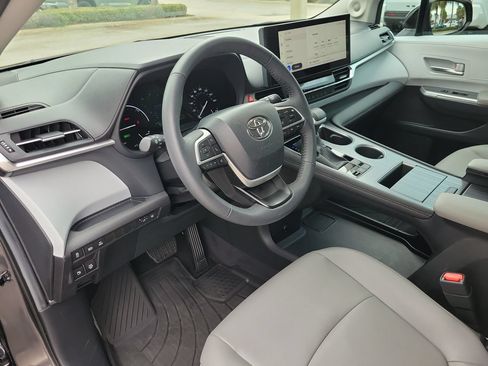 Used 2025 Toyota Sienna XLE w/ XLE Plus Package FWD image 17