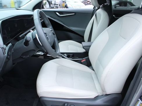 Used 2024 Kia Niro EX FWD image 10