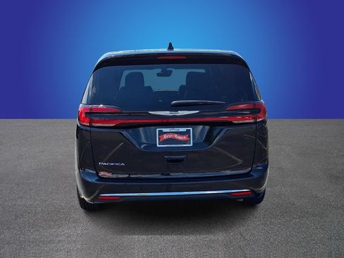 Used 2025 Chrysler Pacifica Select FWD image 5