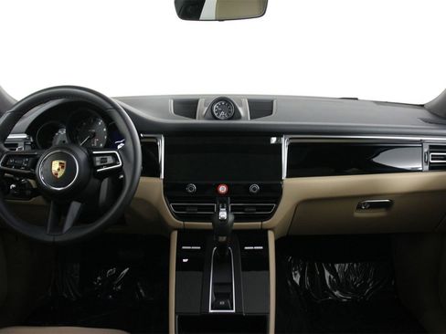 Certified 2025 Porsche Macan image 11