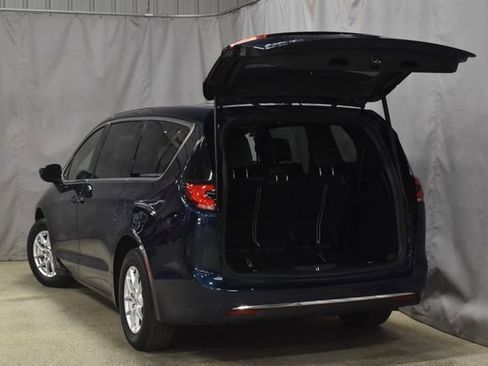 Certified 2025 Chrysler Pacifica Select image 38