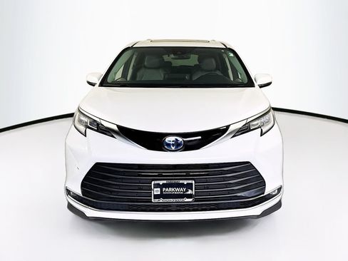 Used 2022 Toyota Sienna Limited AWD/4WD image 2