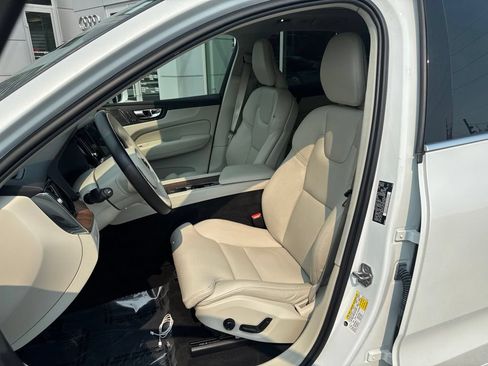 Used 2019 Volvo XC60 T6 Momentum w/ Multimedia Package AWD/4WD image 18
