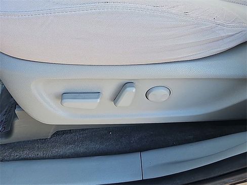 Used 2016 Kia Sedona LX w/ LX Convenience Package image 18