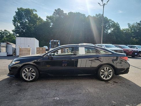 Used 2019 Toyota Avalon XLE w/ Moonroof Package FWD image 2