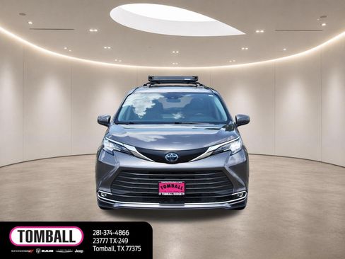 Used 2022 Toyota Sienna XLE FWD image 2