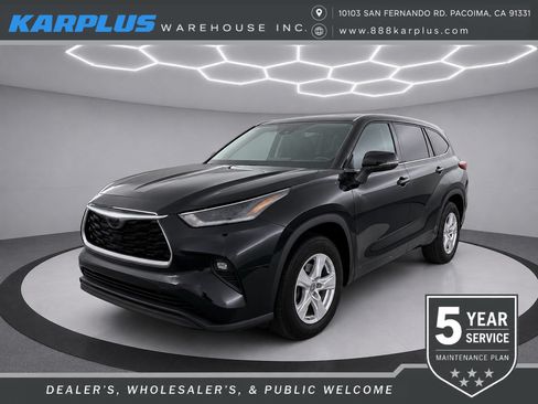 Used 2021 Toyota Highlander LE FWD image 1