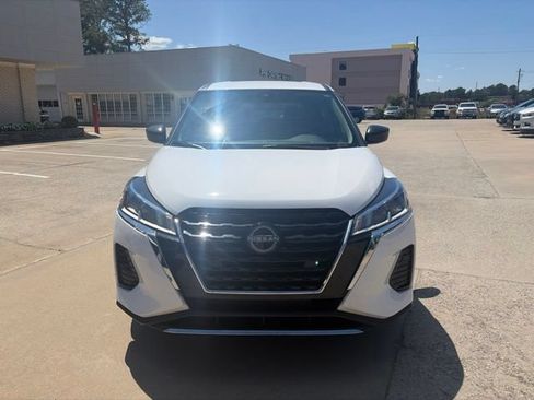 Used 2025 Nissan Kicks Play S FWD image 3