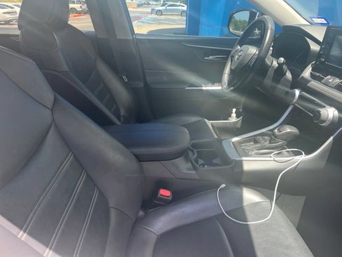 Used 2019 Toyota RAV4 XLE Premium FWD image 4
