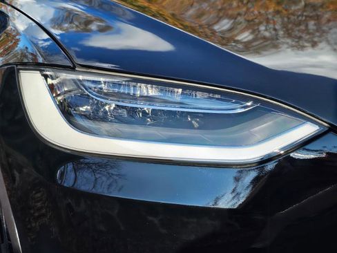 Used 2022 Tesla Model X image 30