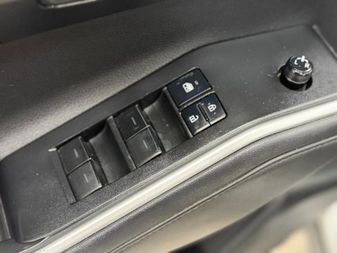Used 2020 Toyota Highlander XLE AWD/4WD image 23