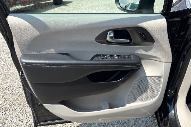 Used 2023 Chrysler Pacifica Touring-L FWD image 19
