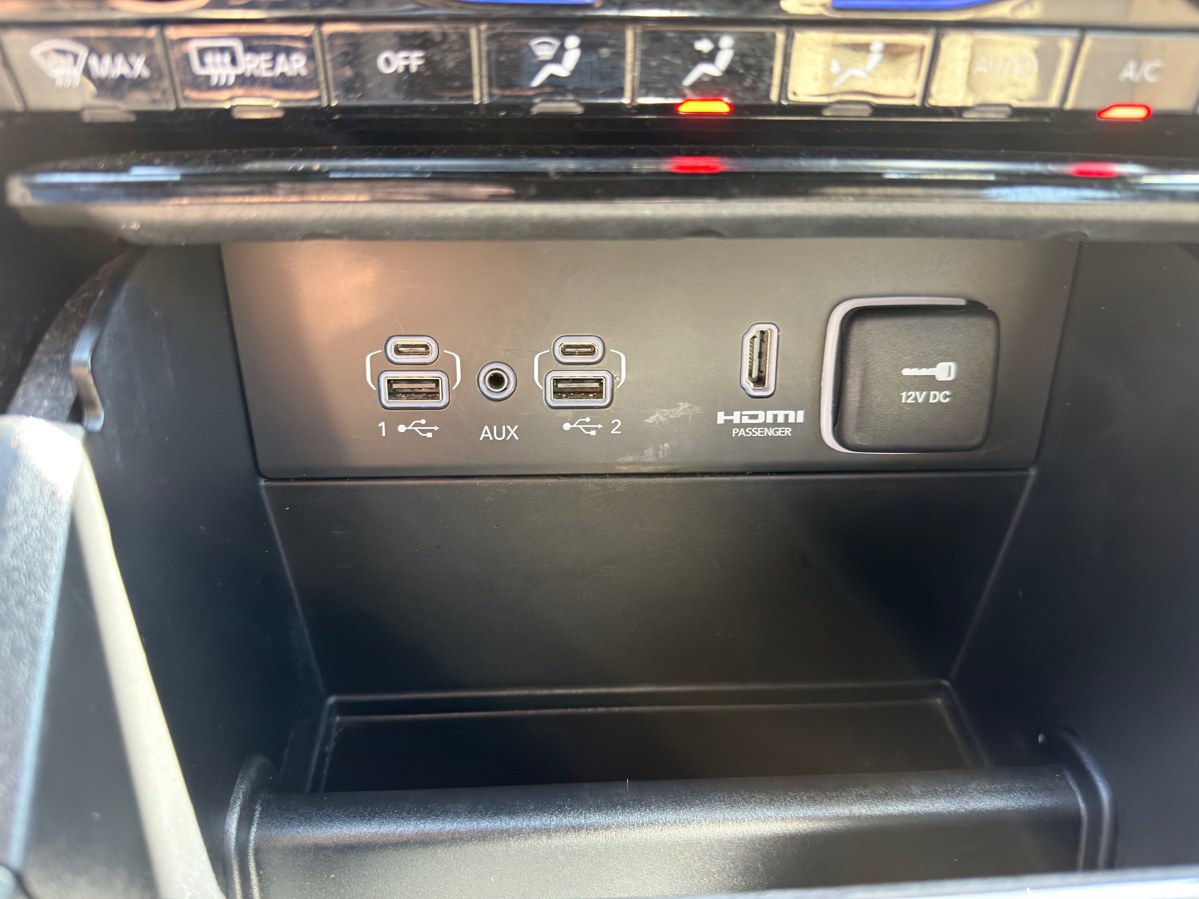Used 2023 Jeep Grand Cherokee Limited w/ Trailer Tow Prep Group (B) AWD/4WD image 32