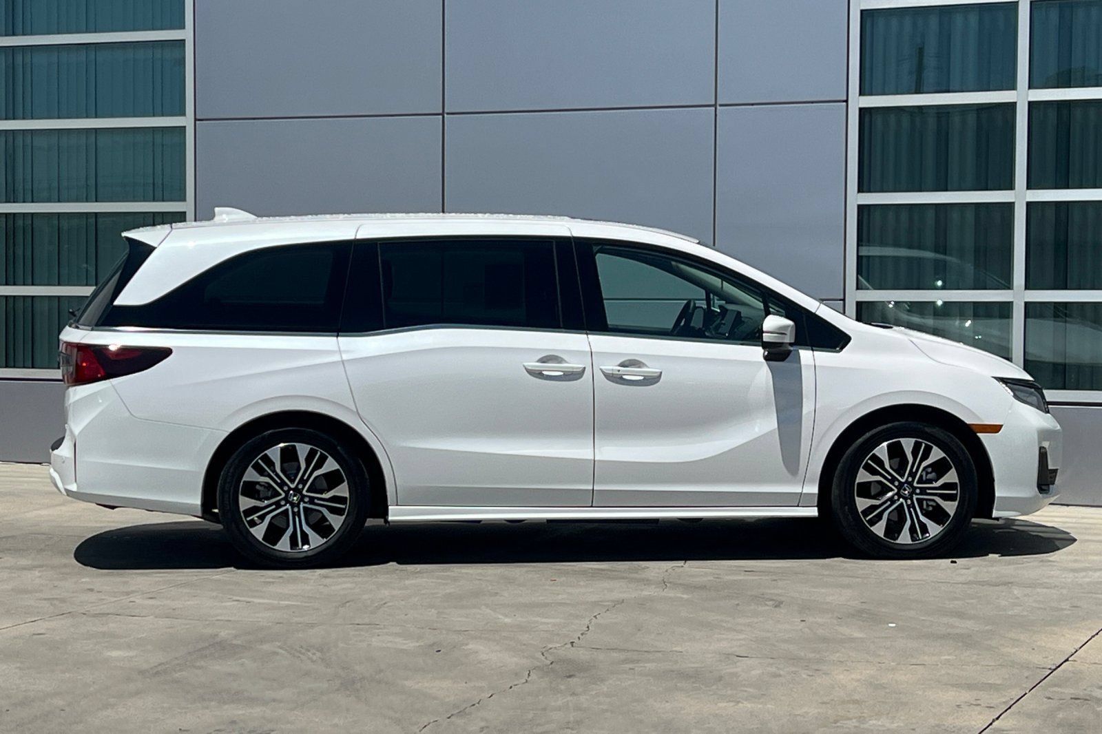 Used 2025 Honda Odyssey Elite image 3