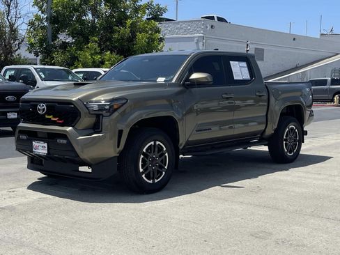 Used 2025 Toyota Tacoma TRD Sport AWD/4WD image 4