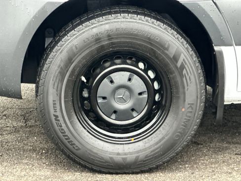 Used 2025 Mercedes-Benz Sprinter 2500 image 24