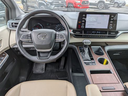 Certified 2024 Toyota Sienna XLE image 29