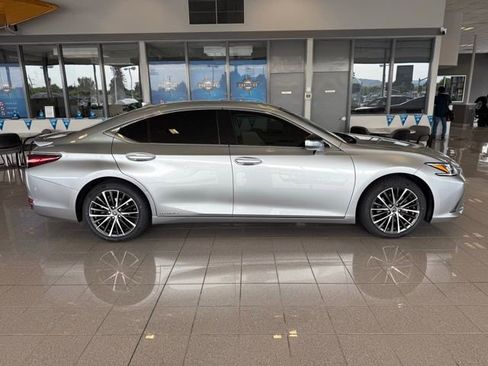 Used 2022 Lexus ES 300h w/ Premium Package image 2