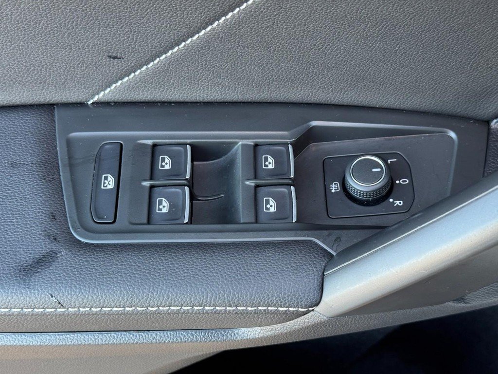 Used 2024 Volkswagen Tiguan SE R-Line FWD image 17