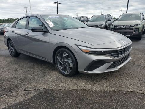 Certified 2025 Hyundai Elantra Sport FWD image 3