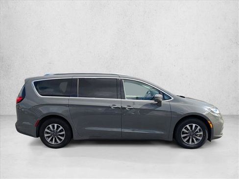 Used 2021 Chrysler Pacifica Touring-L image 4