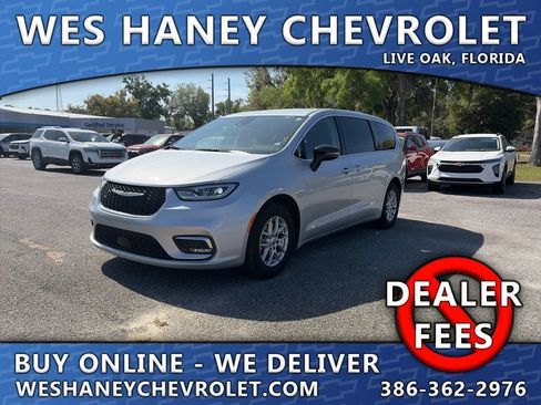 Used 2024 Chrysler Pacifica Touring-L FWD image 1