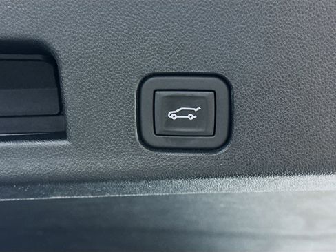 Used 2025 GMC Acadia Elevation image 31