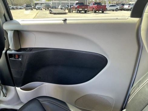 Used 2023 Chrysler Pacifica Touring-L FWD image 43