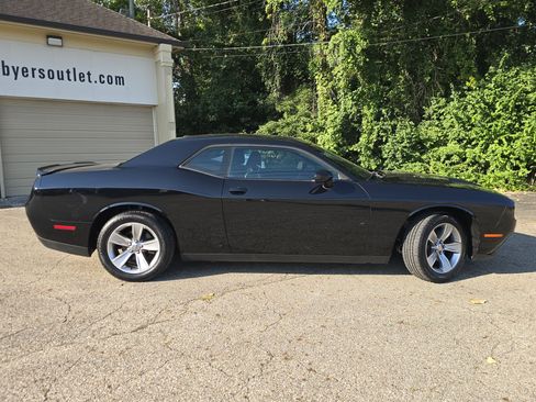 Used 2019 Dodge Challenger SXT RWD image 8